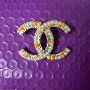 CHANEL Pearl and Multicolor brooch.